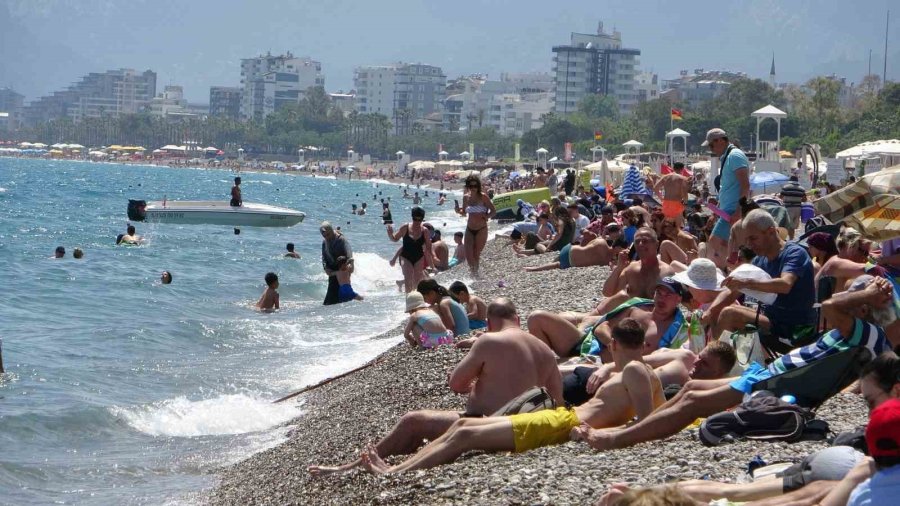 Antalya’da Aynı Anda Hem Karla Mücadele Hem Deniz Keyfi