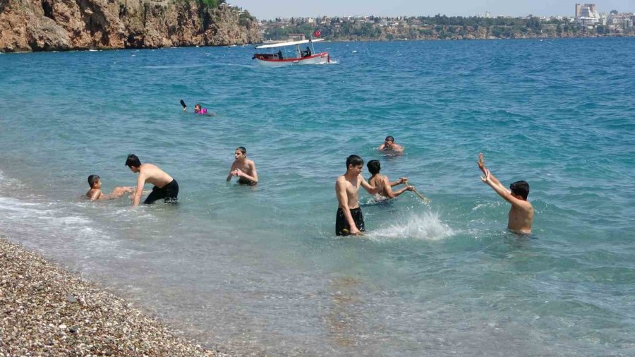 Antalya’da Aynı Anda Hem Karla Mücadele Hem Deniz Keyfi