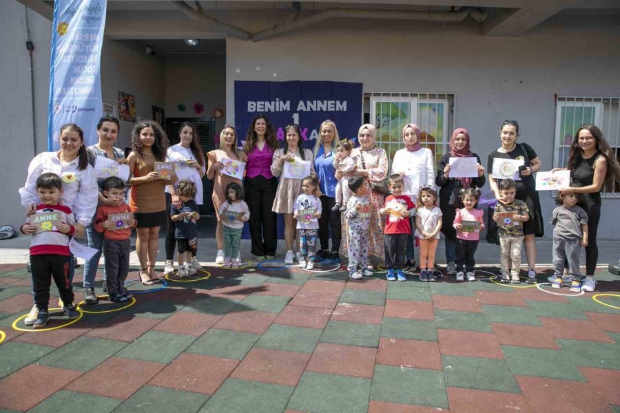 Minikler Anneleri İçin Hediye Hazırlayıp, Şarkılar Söyledi