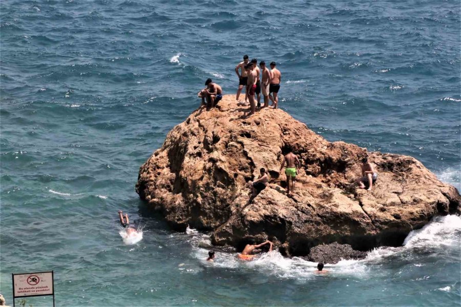 Antalya’da Oyunu Kullanan Denize Koştu