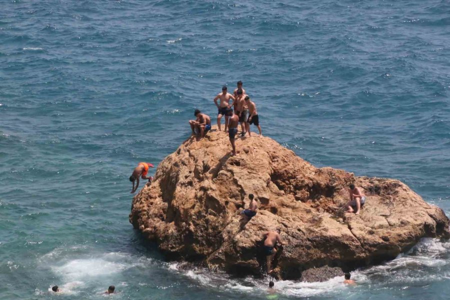 Antalya’da Oyunu Kullanan Denize Koştu