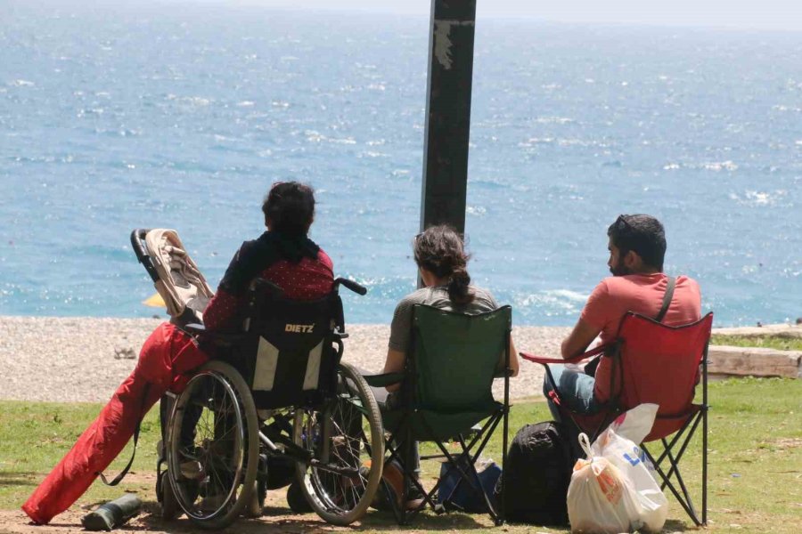 Antalya’da Oyunu Kullanan Denize Koştu