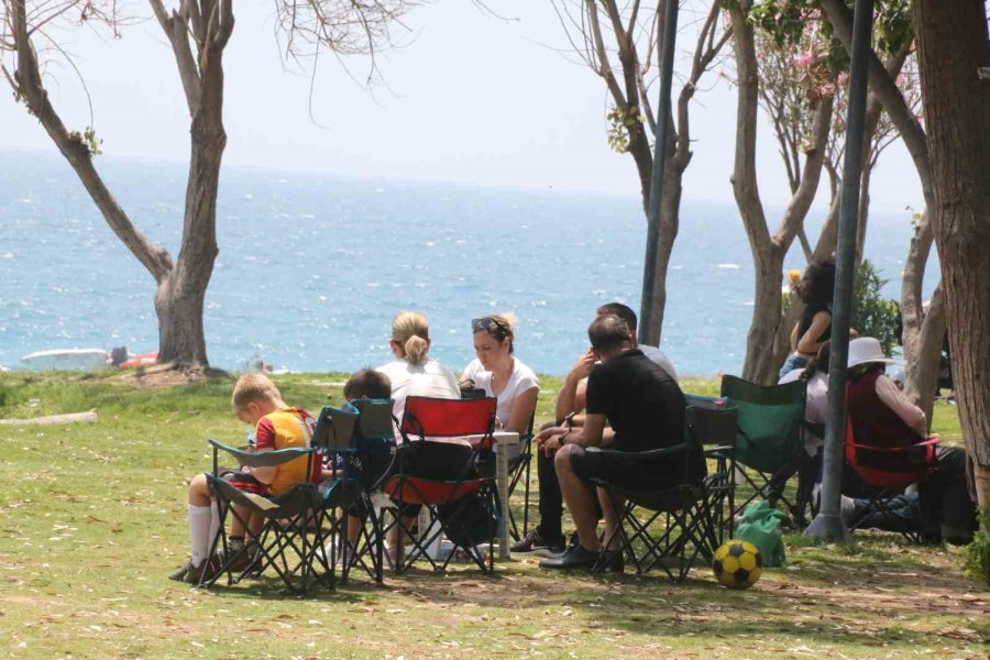 Antalya’da Oyunu Kullanan Denize Koştu