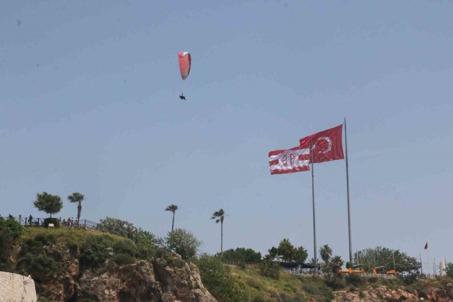 Antalya’da Oyunu Kullanan Denize Koştu