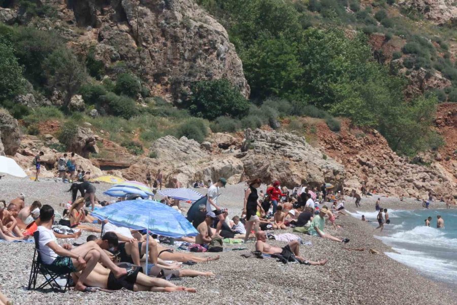 Antalya’da Oyunu Kullanan Denize Koştu