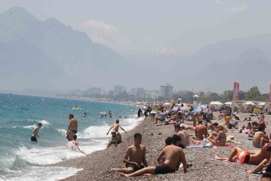 Antalya’da Oyunu Kullanan Denize Koştu