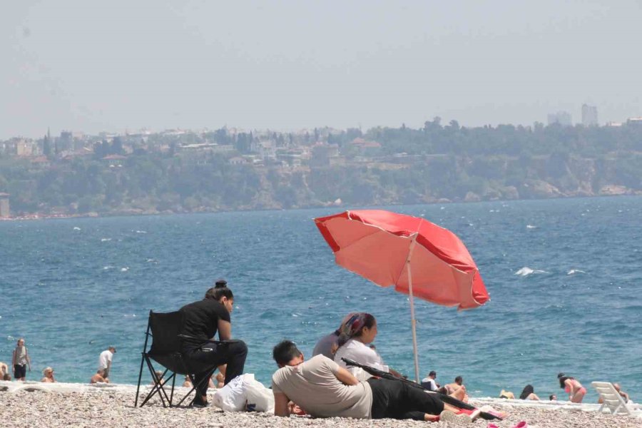 Antalya’da Oyunu Kullanan Denize Koştu