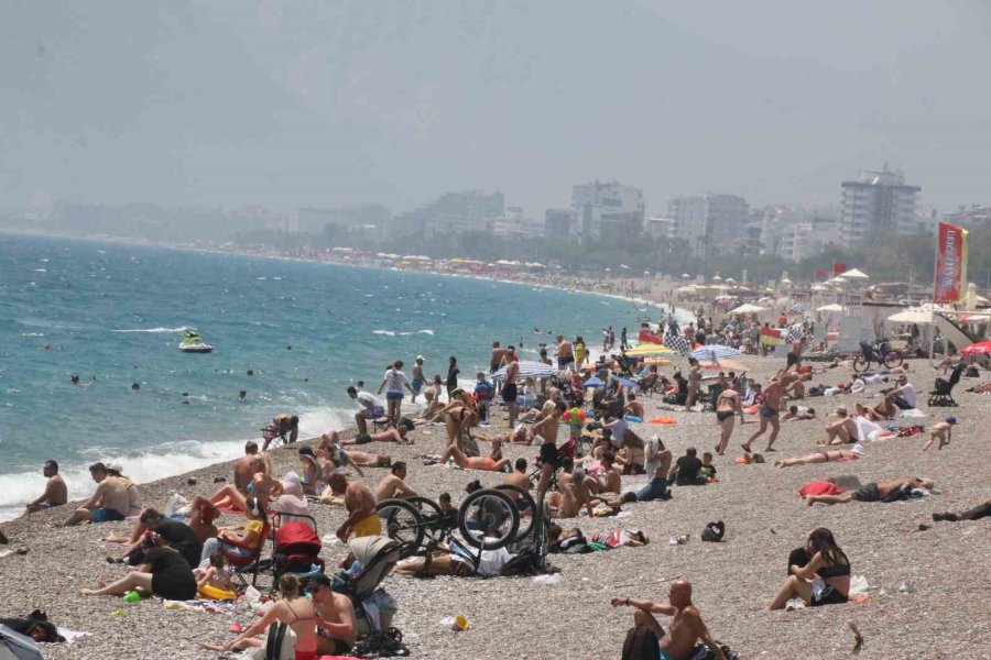 Antalya’da Oyunu Kullanan Denize Koştu