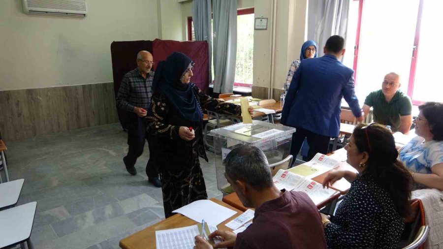 Depremin Ardından Yoğun Göç Alan Mersin’de Oy Kullanma İşlemleri Sürüyor