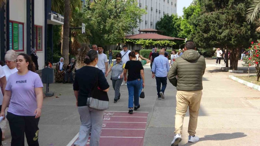 Depremin Ardından Yoğun Göç Alan Mersin’de Oy Kullanma İşlemleri Sürüyor