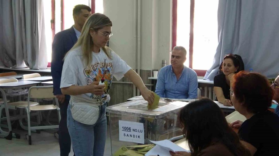 Depremin Ardından Yoğun Göç Alan Mersin’de Oy Kullanma İşlemleri Sürüyor