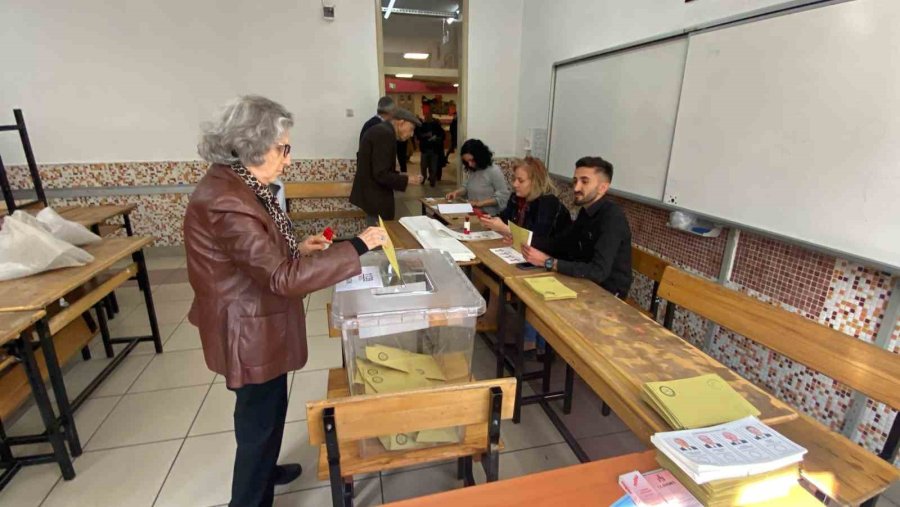 Konya’da Oy Kullanma İşlemi Başladı