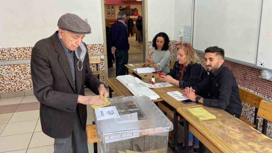 Konya’da Oy Kullanma İşlemi Başladı