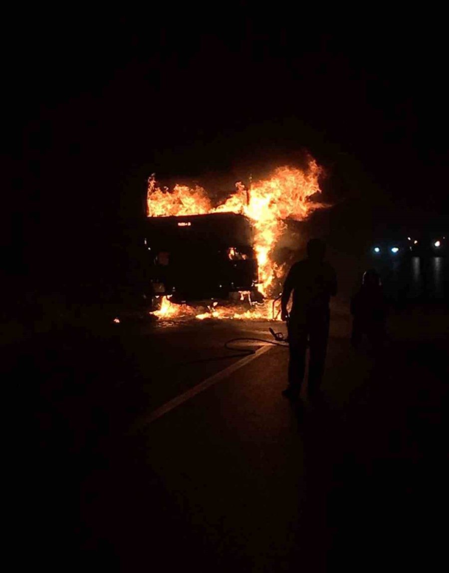 Lastiği Patlayan Hafriyat Kamyonu Alev Aldı