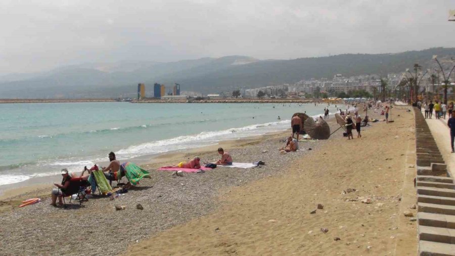 Mersin’de Oyunu Kullanan Vatandaşlar Sahillere Akın Etti