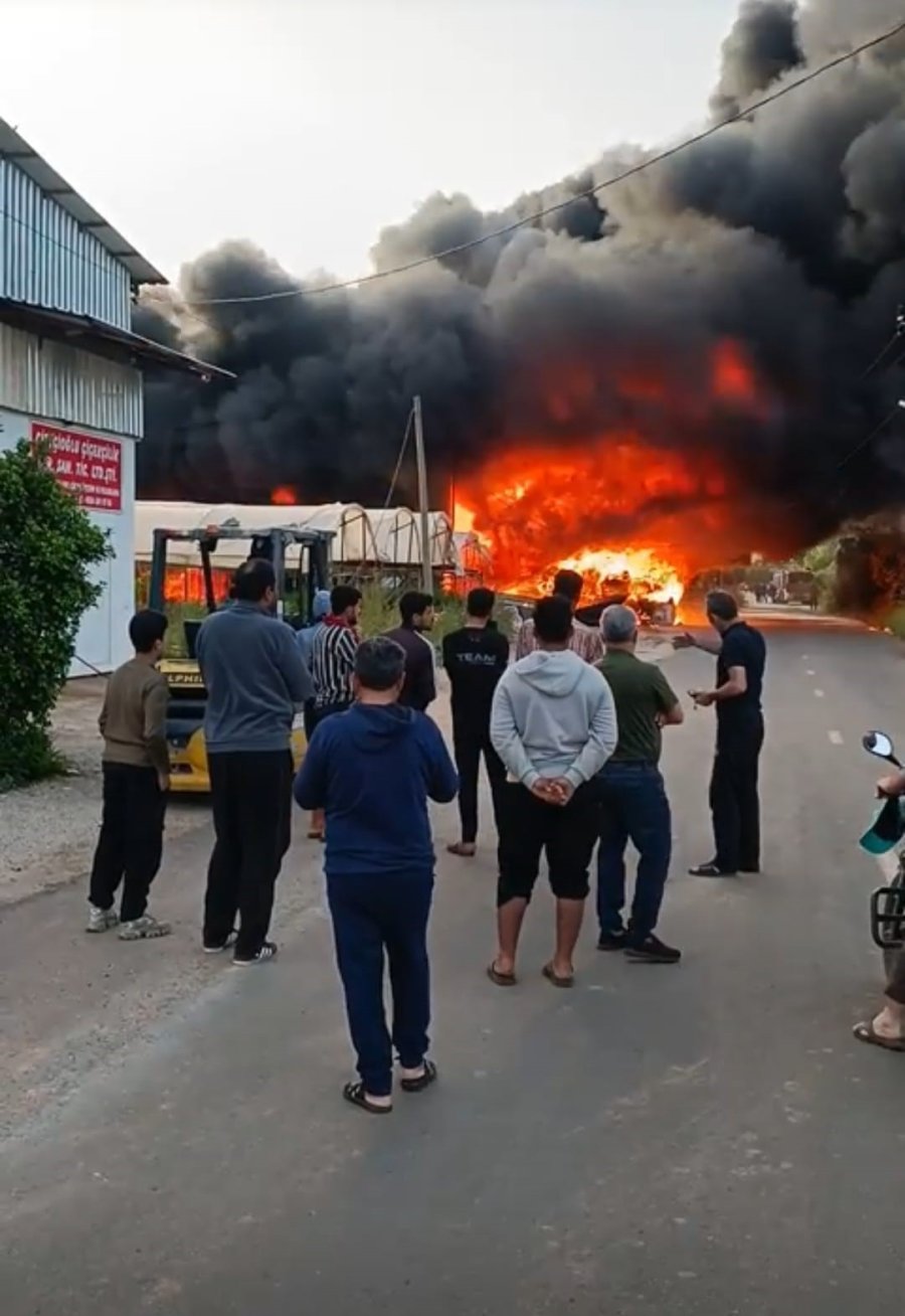 Antalya’da Geri Dönüşüm Tesisi Alev Alev Yandı, Gökyüzü Siyaha Büründü