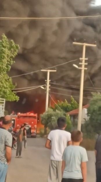 Antalya’da Geri Dönüşüm Tesisi Alev Alev Yandı, Gökyüzü Siyaha Büründü