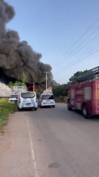 Antalya’da Geri Dönüşüm Tesisi Alev Alev Yandı, Gökyüzü Siyaha Büründü