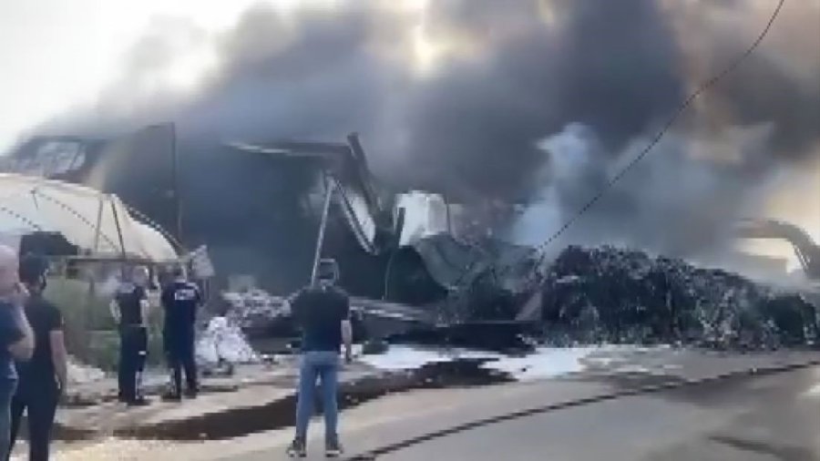 Antalya’da Geri Dönüşüm Tesisi Alev Alev Yandı, Gökyüzü Siyaha Büründü