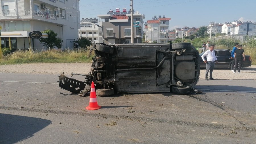 Makas Atarken Bariyerlere Çarptı, Hurdaya Dönen Otomobilden Yaralı Çıkarıldı