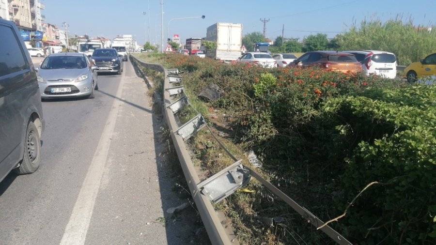 Makas Atarken Bariyerlere Çarptı, Hurdaya Dönen Otomobilden Yaralı Çıkarıldı