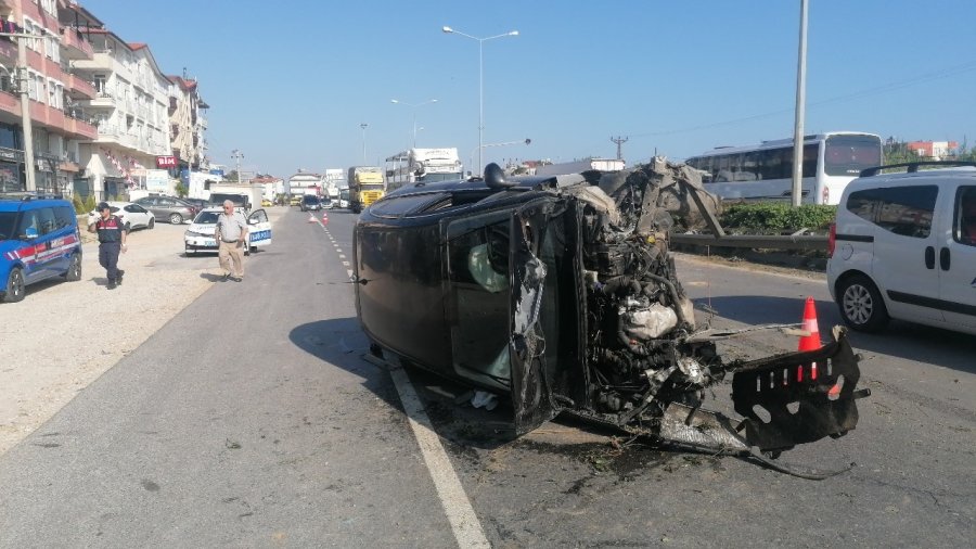 Makas Atarken Bariyerlere Çarptı, Hurdaya Dönen Otomobilden Yaralı Çıkarıldı