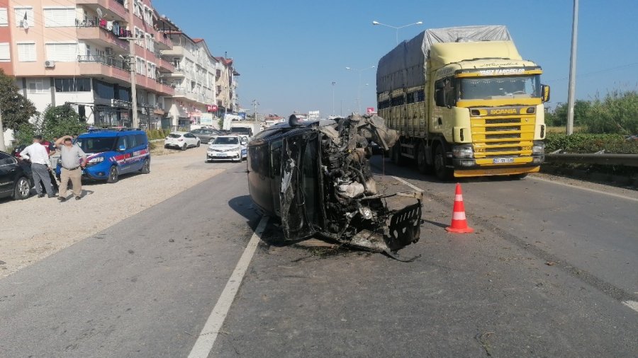 Makas Atarken Bariyerlere Çarptı, Hurdaya Dönen Otomobilden Yaralı Çıkarıldı