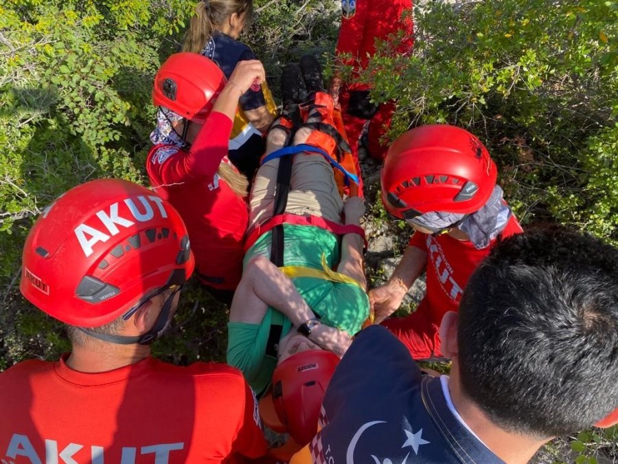 Kayalıklarda Yaralanan Turist İle Mahsur Kalan Keçi Kurtarıldı