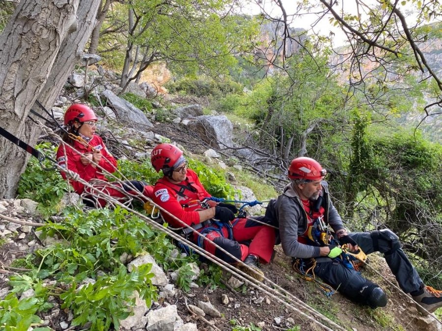 Kayalıklarda Yaralanan Turist İle Mahsur Kalan Keçi Kurtarıldı