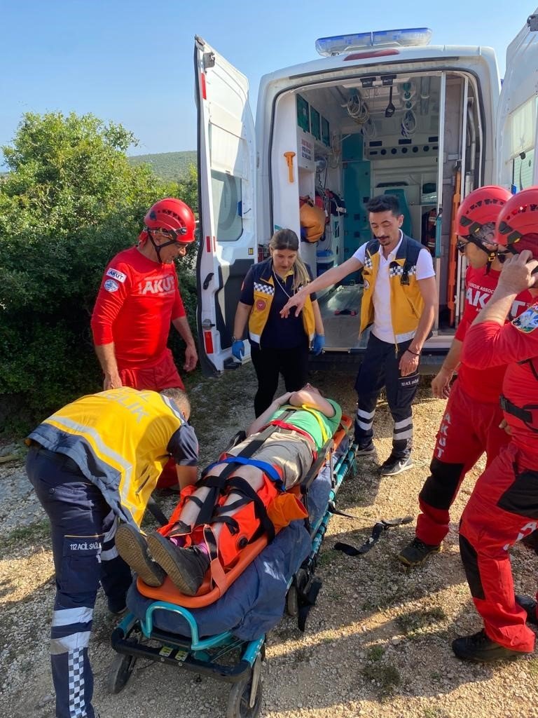 Kayalıklarda Yaralanan Turist İle Mahsur Kalan Keçi Kurtarıldı