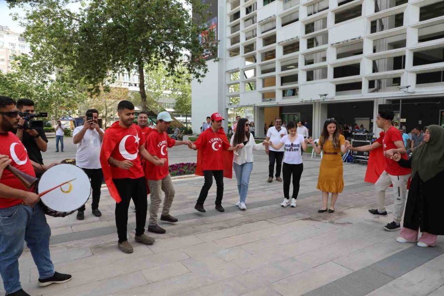 Özel Gençlere Davullu Zurnalı Asker Uğurlaması