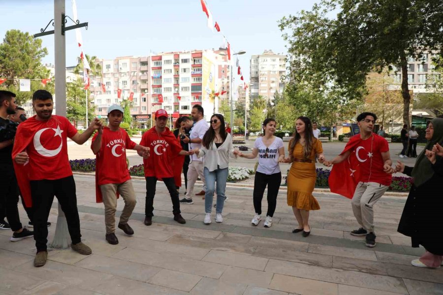 Özel Gençlere Davullu Zurnalı Asker Uğurlaması