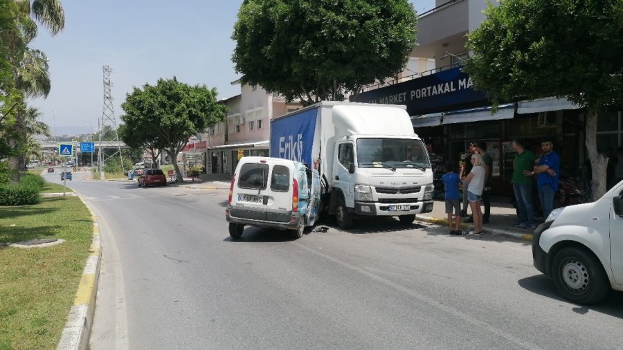 Su Nakliyesi Yapan Araçların Kazasında Sıkışan Aracı İtfaiye Çıkardı