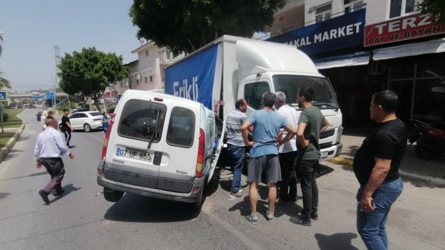 Su Nakliyesi Yapan Araçların Kazasında Sıkışan Aracı İtfaiye Çıkardı