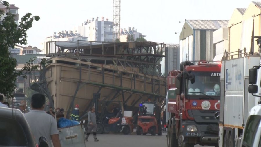 Tersanedeki Yangından, Yapımı Devam Eden Lüks Yat Kaçırıldı