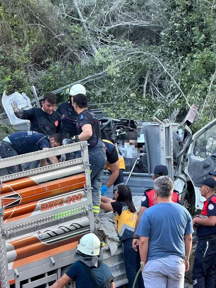 Antalya’da Freni Boşalan Kamyonet Devrildi: 2 Ölü, 1 Yaralı