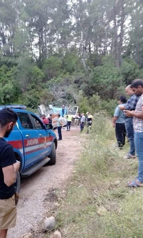 Antalya’da Freni Boşalan Kamyonet Devrildi: 2 Ölü, 1 Yaralı