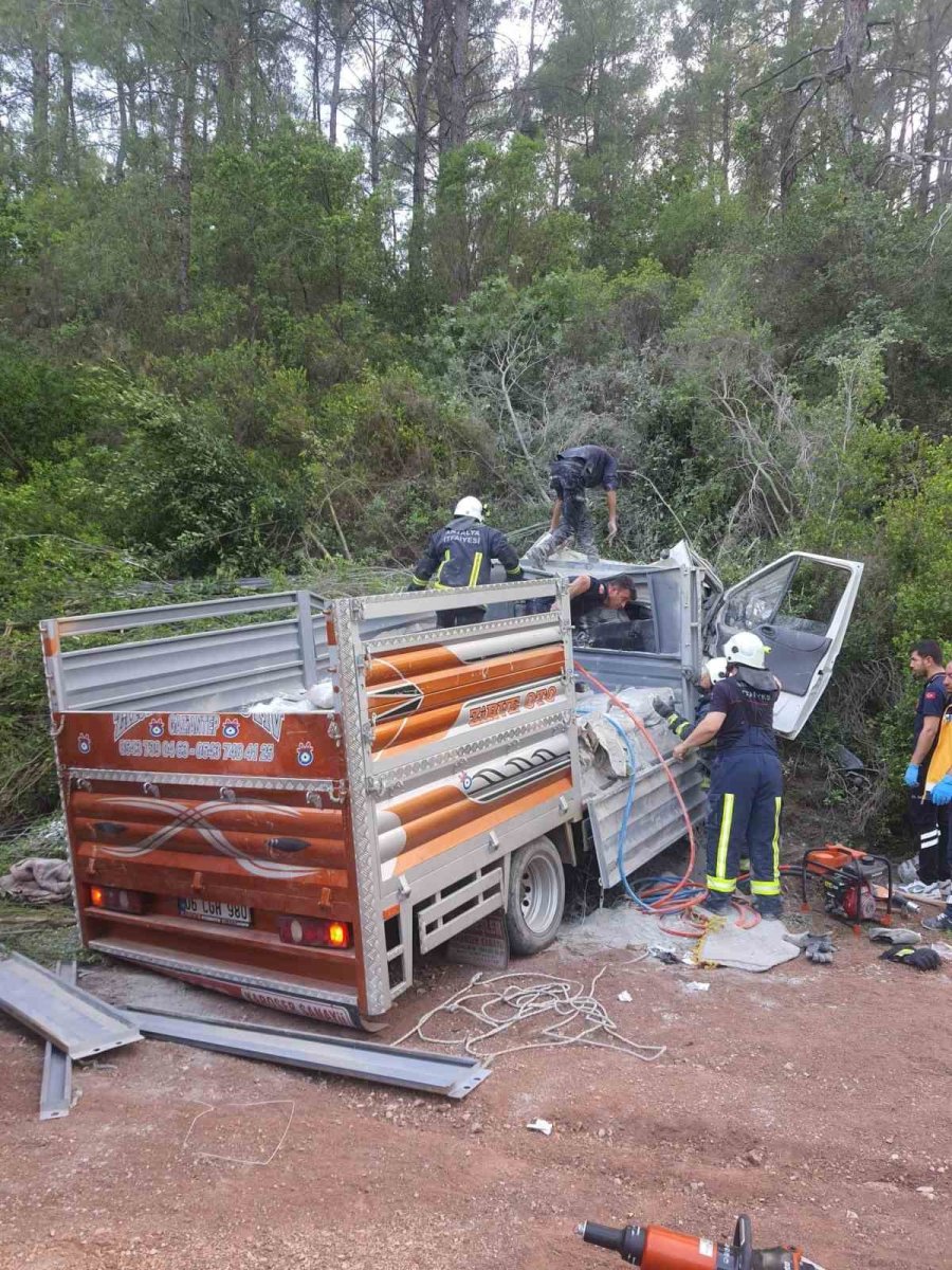 Antalya’da Freni Boşalan Kamyonet Devrildi: 2 Ölü, 1 Yaralı