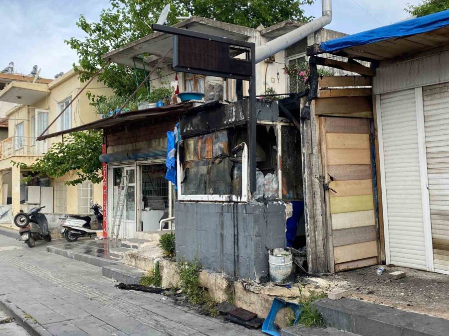 Yangında Kokoreç Dükkanı Kullanılamaz Hale Geldi