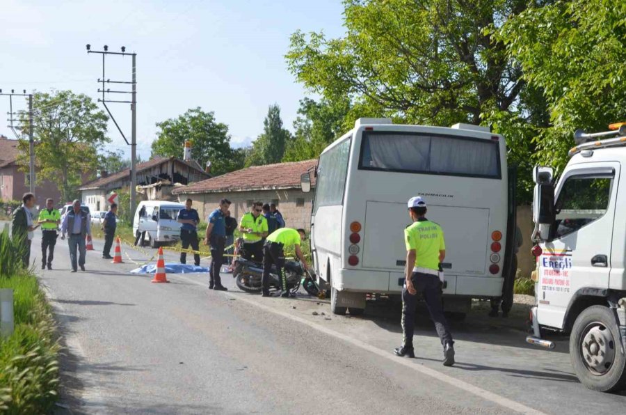 Konya’da Motosiklet İle İşçi Servisi Çarpıştı: 2 Ölü