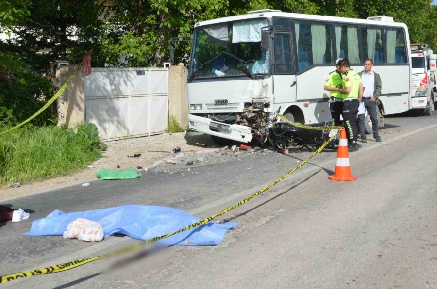 Konya’da Motosiklet İle İşçi Servisi Çarpıştı: 2 Ölü