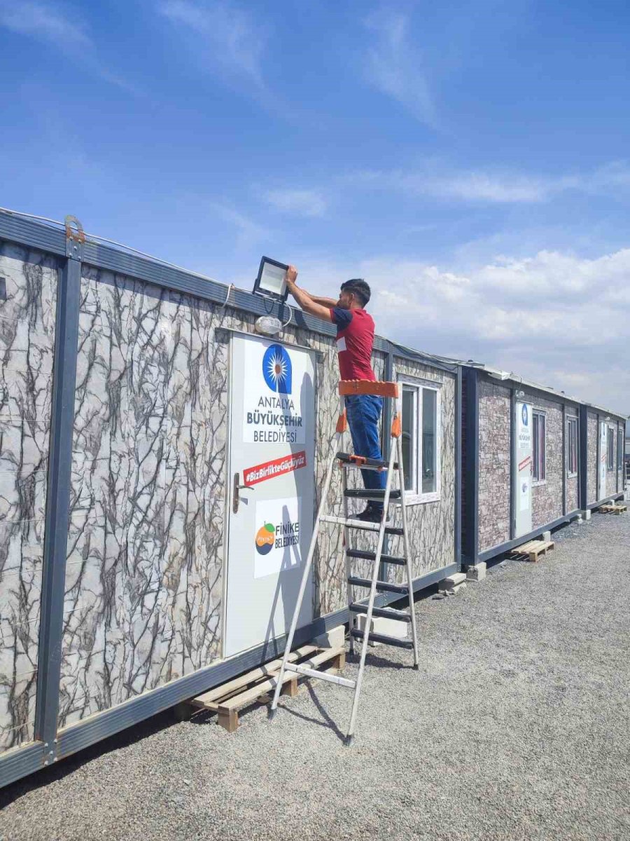 Büyükşehir’in Deprem Bölgesine Yardımları Sürüyor