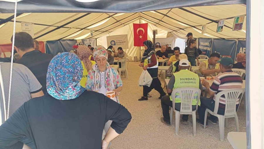 Büyükşehir’in Deprem Bölgesine Yardımları Sürüyor