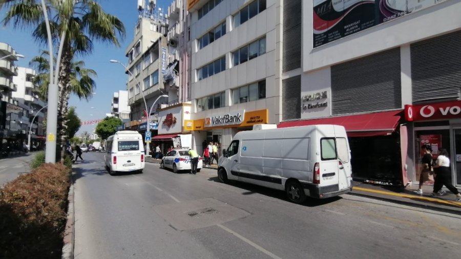 Aracına Ceza Yazılacağını Öğrenince "deprem Bölgesine Yardımdan Dönüyorum" Dedi Ama İkna Edemedi