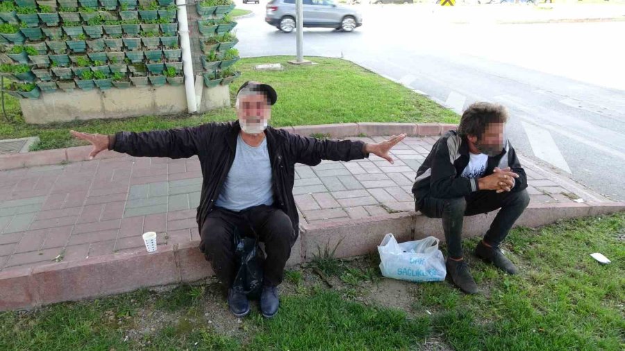 Araçları Durdurup Para İsteyen Alkollü Dilenciler, Ceza Yazılırken Bile İçmeye Devam Etti