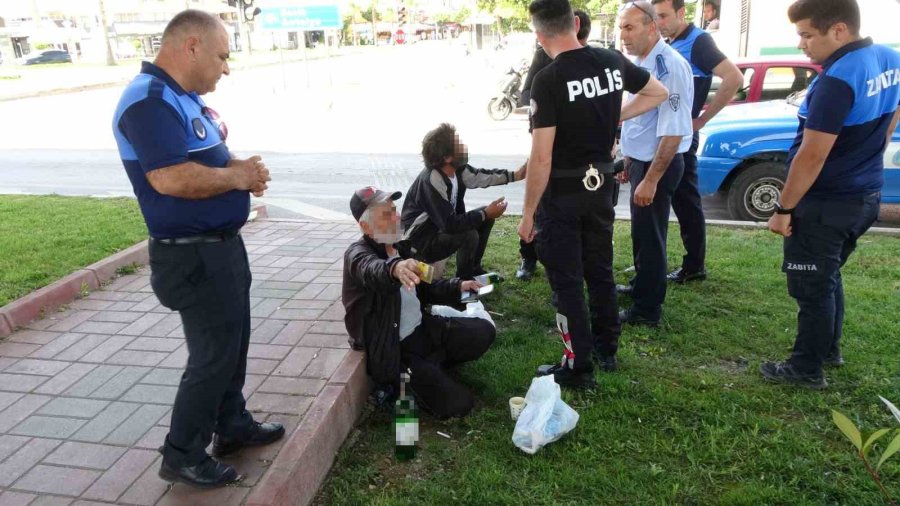 Araçları Durdurup Para İsteyen Alkollü Dilenciler, Ceza Yazılırken Bile İçmeye Devam Etti