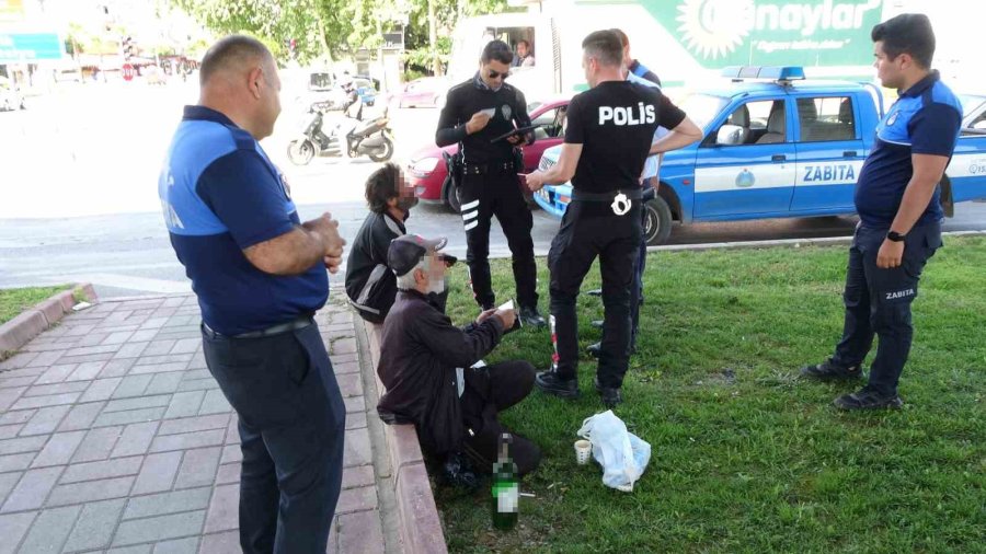 Araçları Durdurup Para İsteyen Alkollü Dilenciler, Ceza Yazılırken Bile İçmeye Devam Etti