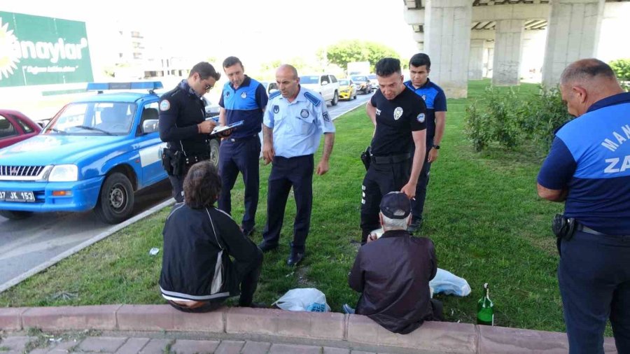 Araçları Durdurup Para İsteyen Alkollü Dilenciler, Ceza Yazılırken Bile İçmeye Devam Etti