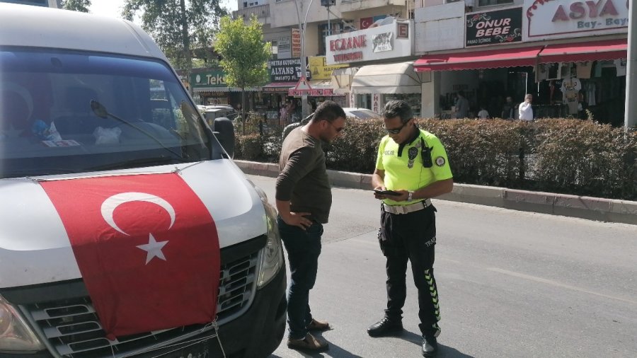 Aracına Ceza Yazılacağını Öğrenince "deprem Bölgesine Yardımdan Dönüyorum" Dedi Ama İkna Edemedi