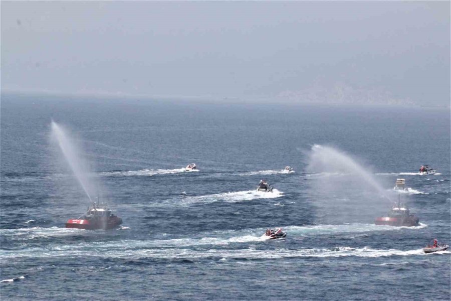 Antalya 19 Mayıs’ı Denizde Kutladı